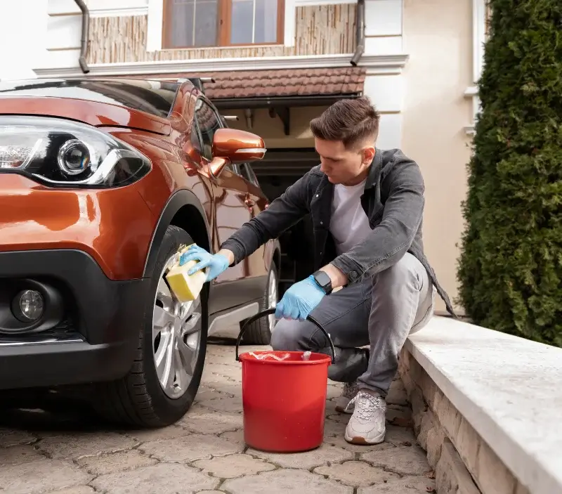 Lavage auto à domicile Gavarnie-Gèdre : professionnel intervenant sur un véhicule